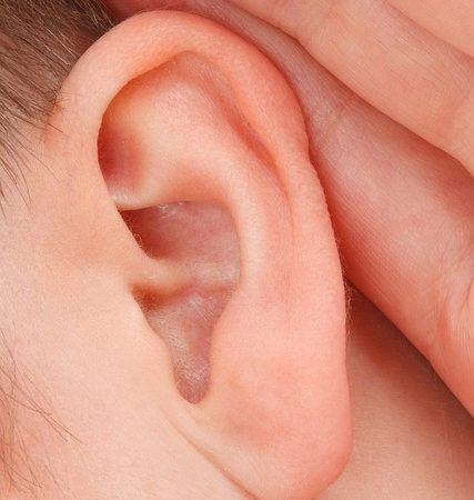 Zatkane ucho – zatkanie woskowiną