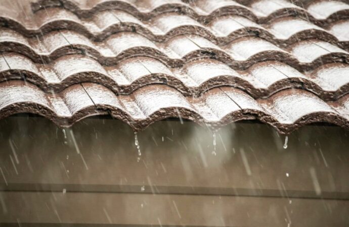 Odporność dachu na czynniki atmosferyczne – jak wybrać najlepsze pokrycie?