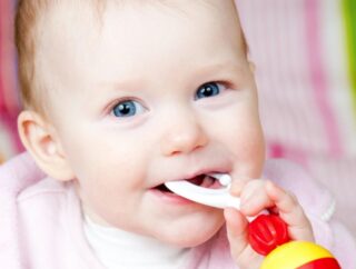 Ząbkowanie u niemowląt – Kiedy się zaczyna i jak rozpoznać symptomy