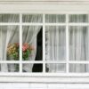 Wybór okien z podziałami – zastosowanie ram okiennych ze szprosami i szczeblinami