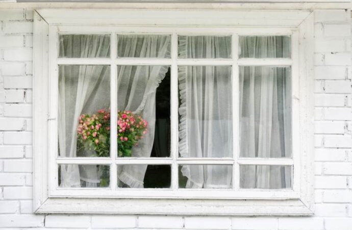 Wybór okien z podziałami – zastosowanie ram okiennych ze szprosami i szczeblinami