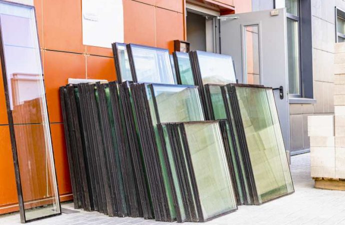 Warianty szkła stosowanego w oknach – absorpcyjne, float, fotochromowe, termochromowe i elektrochromowe